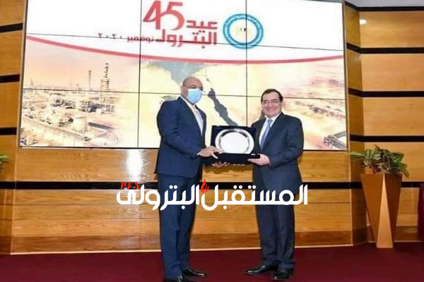 درع النقابة العامة للمهندس طارق الملا في حفل عيد  البترول