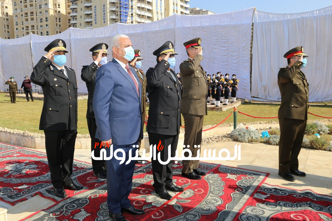 وضع أكاليل الزهور علي قبر الجندي المجهول بمناسبة عيد الشرطة بالسويس