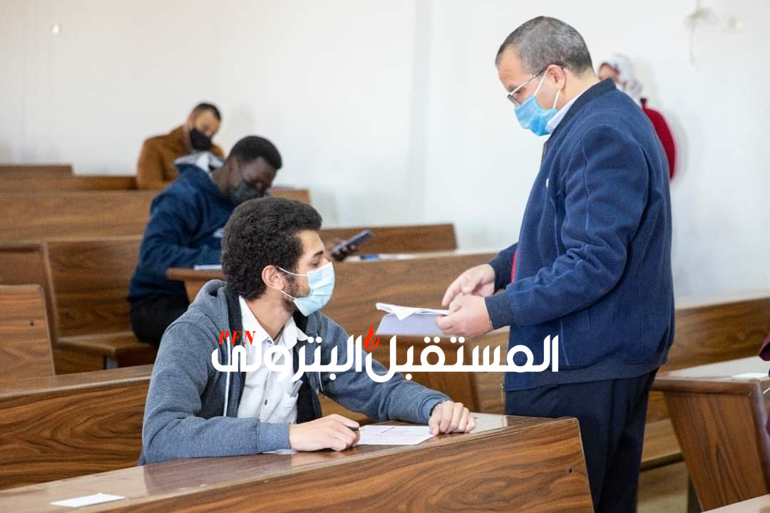 رئيس جامعة السويس يتابع امتحانات كلية هندسة البترول والتعدين الفصل الدراسي الأول