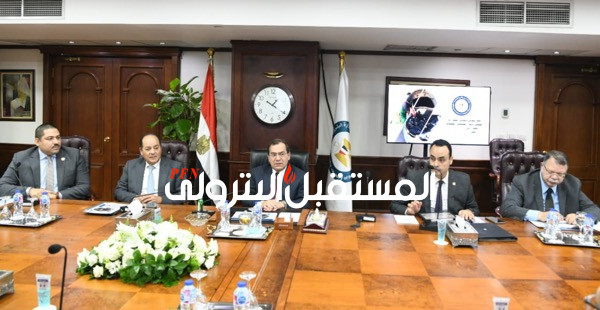 وزير البترول يتابع مستجدات مبادرة تحويل السيارات للعمل بالغاز الطبيعي