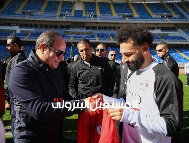 محمد صلاح يهدى قميص منتخب مصر للرئيس السيسى.